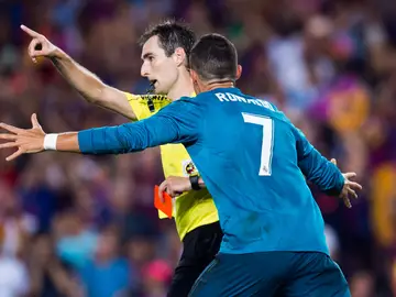 Ronaldo protestando su tarjeta Ronaldo protestando su tarjeta