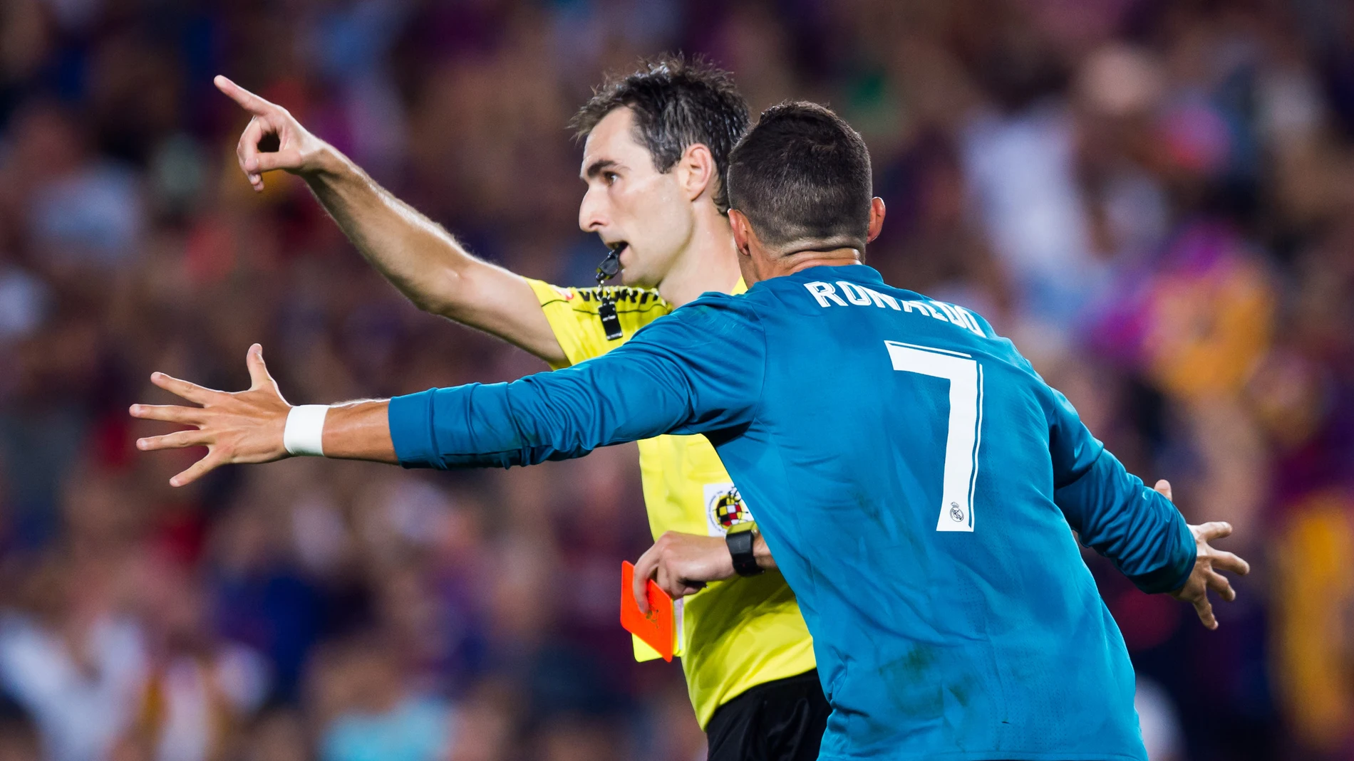 Ronaldo protestando su tarjeta Ronaldo protestando su tarjeta