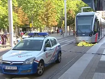 Fallece un hombre de avanzada edad atropellado por un tranvía en Zaragoza Fallece un hombre de avanzada edad atropellado por un tranvía en Zaragoza