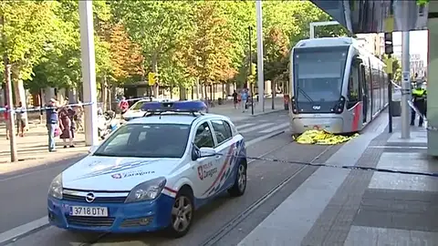 Fallece un hombre de avanzada edad atropellado por un tranvía en Zaragoza Fallece un hombre de avanzada edad atropellado por un tranvía en Zaragoza