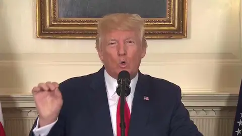 Trump condena expresamente la "repugnante" violencia del Ku Klux Klan y de otros "grupos de odio" en Charlottesville Trump condena expresamente la "repugnante" violencia del Ku Klux Klan y de otros "grupos de odio" en Charlottesville