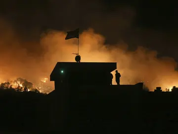 Un bombero herido y varias casas arrasadas en incendio al noroeste de Atenas Un bombero herido y varias casas arrasadas en incendio al noroeste de Atenas