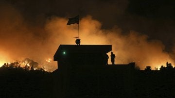 Un bombero herido y varias casas arrasadas en incendio al noroeste de Atenas