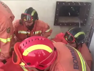 Angustioso rescate de una niña de 11 años que cayó a un agujero de 10 metros en Valencia Angustioso rescate de una niña de 11 años que cayó a un agujero de 10 metros en Valencia