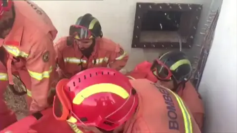 Angustioso rescate de una niña de 11 años que cayó a un agujero de 10 metros en Valencia Angustioso rescate de una niña de 11 años que cayó a un agujero de 10 metros en Valencia