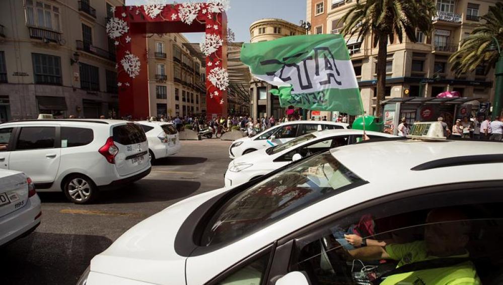 Varios taxis circulan por el centro de Málaga