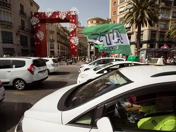 Varios taxis circulan por el centro de Málaga Varios taxis circulan por el centro de Málaga