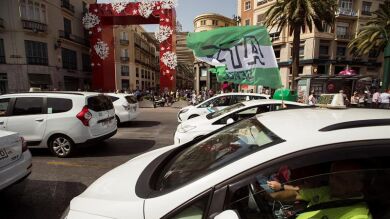 Los taxistas de Málaga se desplazan a Sevilla para exigir a la Junta de Andalucía una regulación de los VTC