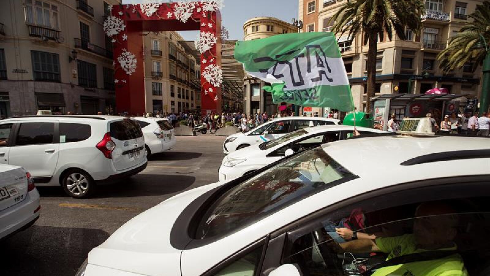 Los taxistas de Málaga se desplazan a Sevilla para exigir a la Junta de Andalucía una regulación de los VTC