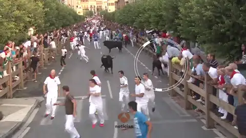 Dos corneados, uno grave, en el primer encierro de las fiestas de la localidad navarra de Tafalla Dos corneados, uno grave, en el primer encierro de las fiestas de la localidad navarra de Tafalla