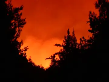 Sigue descontrolado el incendio en la región griega de Ática Sigue descontrolado el incendio en la región griega de Ática