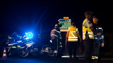 La gendarmería francesa custodia la zona alrededor del pueblo de Sept-Sorts