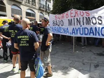 Los Bomberos de Madrid despliegan una pancarta antes de la misa solemne en honor a la Virgen de la Paloma Los Bomberos de Madrid despliegan una pancarta antes de la misa solemne en honor a la Virgen de la Paloma