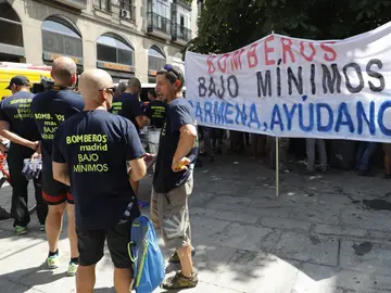 Los Bomberos de Madrid despliegan una pancarta antes de la misa solemne en honor a la Virgen de la Paloma Los Bomberos de Madrid despliegan una pancarta antes de la misa solemne en honor a la Virgen de la Paloma