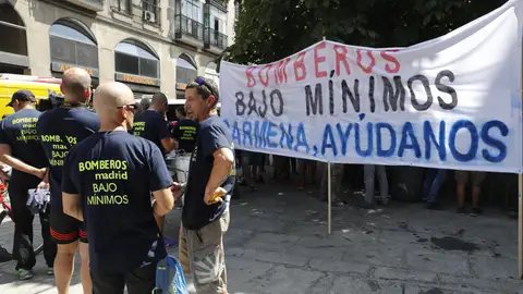 Los Bomberos de Madrid despliegan una pancarta antes de la misa solemne en honor a la Virgen de la Paloma Los Bomberos de Madrid despliegan una pancarta antes de la misa solemne en honor a la Virgen de la Paloma