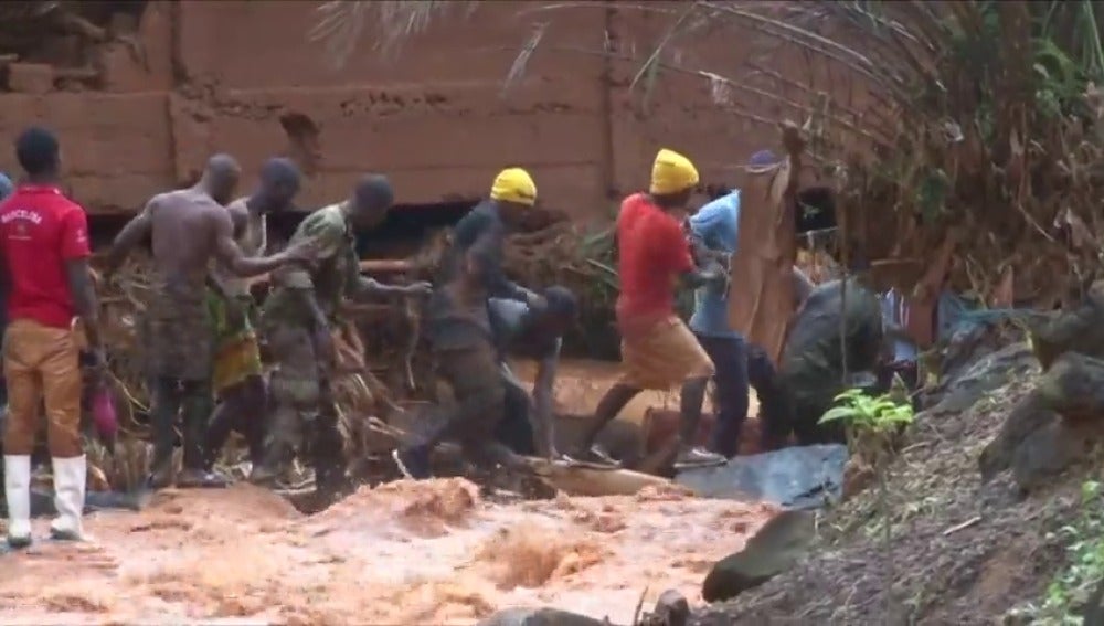 Más de 300 muertos en Sierra Leona por un desprendimiento de terreno a causa de las lluvias