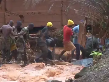 Más de 300 muertos en Sierra Leona por un desprendimiento de terreno a causa de las lluvias Más de 300 muertos en Sierra Leona por un desprendimiento de terreno a causa de las lluvias