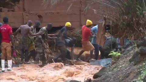 Más de 300 muertos en Sierra Leona por un desprendimiento de terreno a causa de las lluvias Más de 300 muertos en Sierra Leona por un desprendimiento de terreno a causa de las lluvias