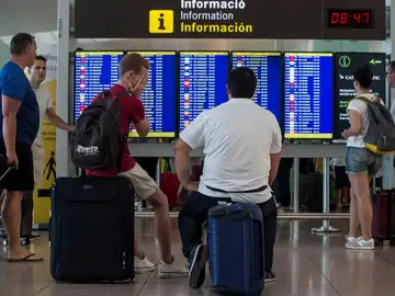 Viajeros esperando en el Aeropuerto de El Prat Viajeros esperando en el Aeropuerto de El Prat