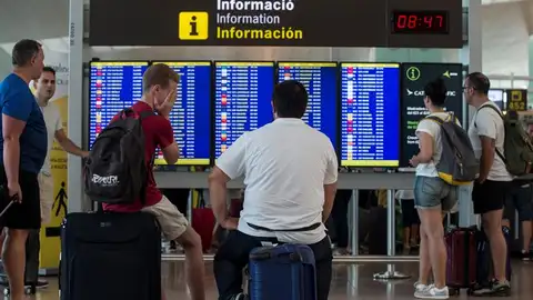 Viajeros esperando en el Aeropuerto de El Prat Viajeros esperando en el Aeropuerto de El Prat