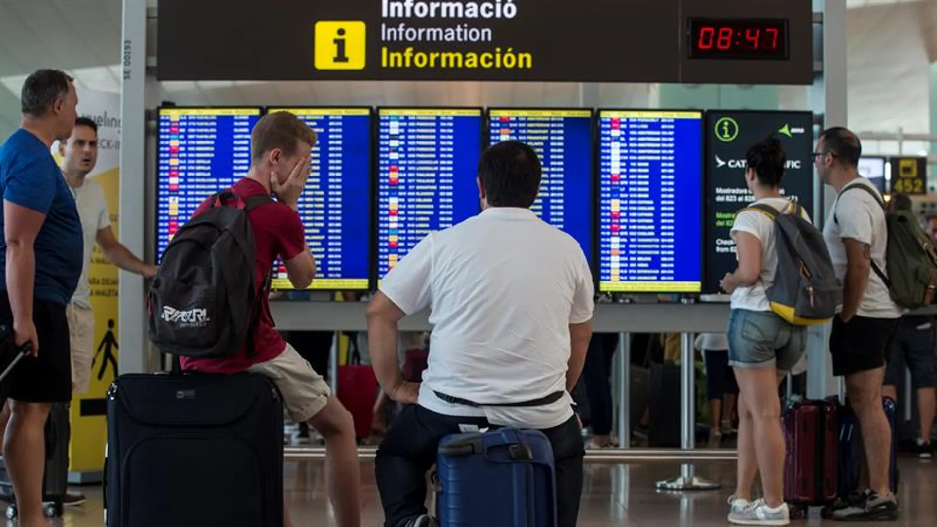 Viajeros esperando en el Aeropuerto de El Prat Viajeros esperando en el Aeropuerto de El Prat