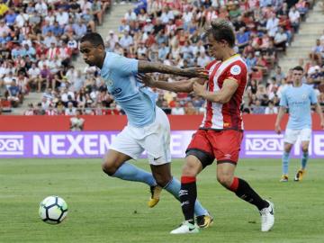 Danilo protege el balón en el partido del City ante el Girona