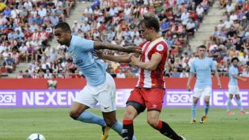 Danilo protege el balón en el partido del City ante el Girona