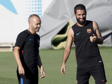 Andrés Iniesta, junto a Arda en un entrenamiento con el Barça