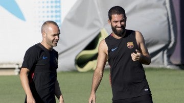Andrés Iniesta, junto a Arda en un entrenamiento con el Barça