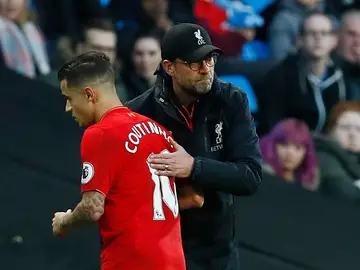 Klopp saluda a Coutinho después de cambiarle durante un partido Klopp saluda a Coutinho después de cambiarle durante un partido