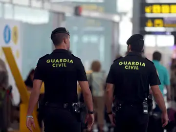 Agentes de la Guardia Civil custodian los accesos a las puertas de embarque Agentes de la Guardia Civil custodian los accesos a las puertas de embarque