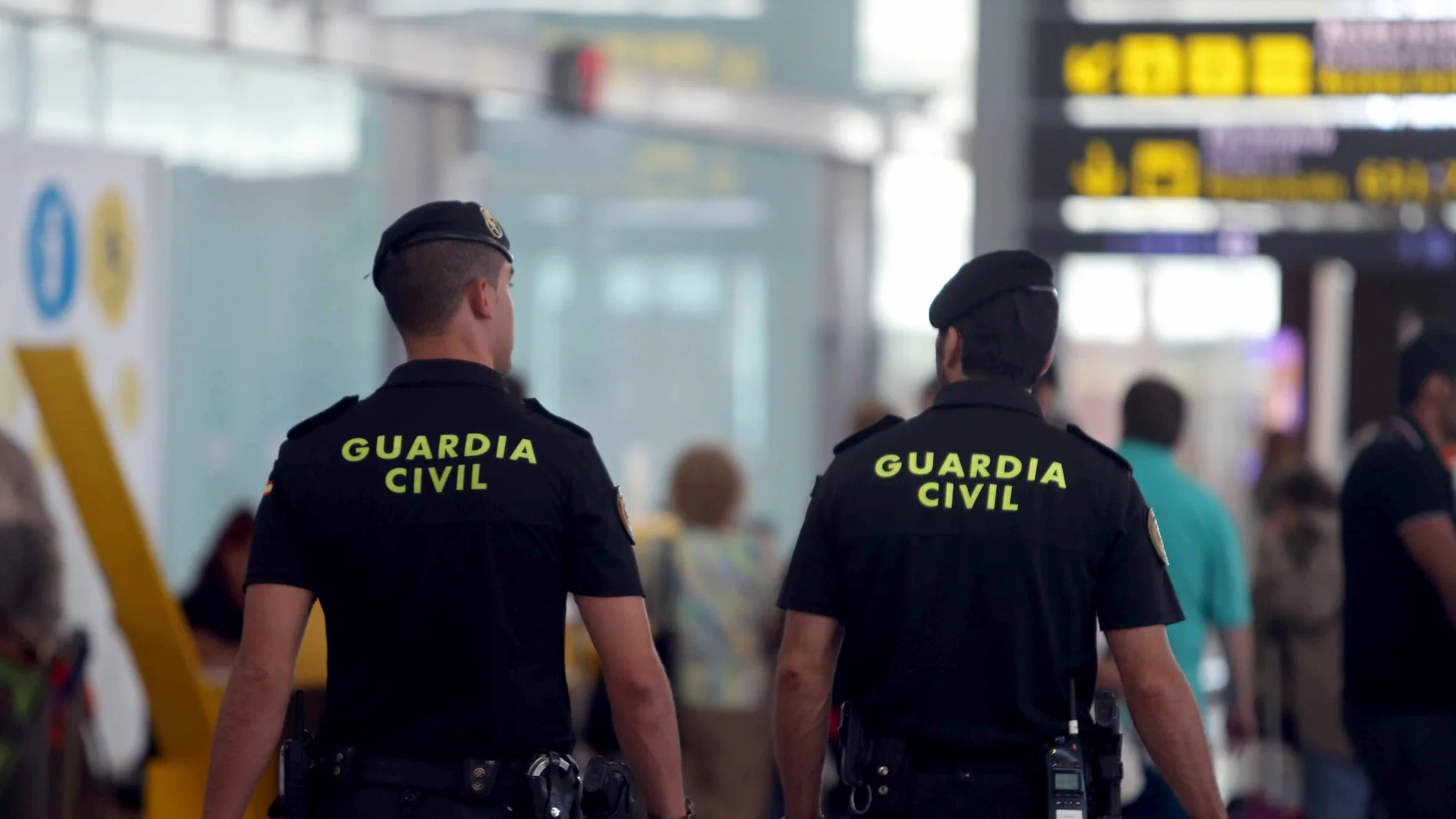 Agentes de la Guardia Civil custodian los accesos a las puertas de embarque Agentes de la Guardia Civil custodian los accesos a las puertas de embarque