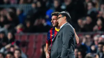 Tata Martino da instrucciones a Leo Messi Tata Martino da instrucciones a Leo Messi