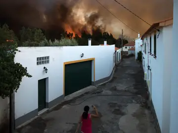 Una mujer es vista cerca de un incendio forestal Una mujer es vista cerca de un incendio forestal