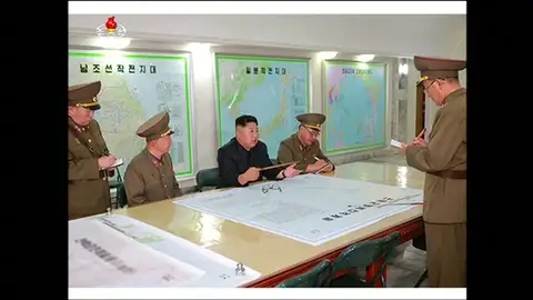 Las fuerzas norcoreanas presentan a Kim Jong-un el plan de ataque contra la isla de Guam Las fuerzas norcoreanas presentan a Kim Jong-un el plan de ataque contra la isla de Guam