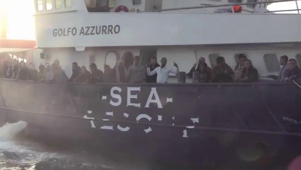 Guardacostas libios amenazan a uno de los barcos de la ONG española Open Arms