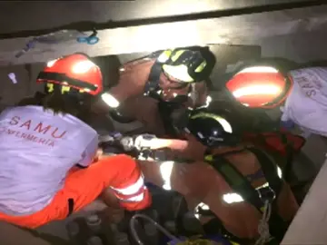 Angustioso rescate de una niña de 11 años que cayó a un agujero de 10 metros en Valencia Angustioso rescate de una niña de 11 años que cayó a un agujero de 10 metros en Valencia