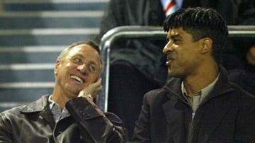 Rijkaard dialoga con Cruyff