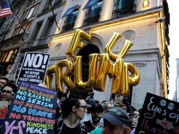 Un grupo de personas protesta fuera de la Torre Trump en Nueva York 