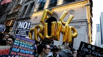 Un grupo de personas protesta fuera de la Torre Trump en Nueva York 