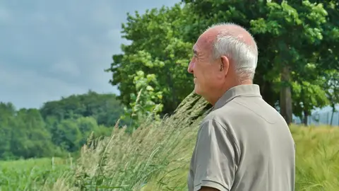 Un jubilado contempla el campo Un jubilado contempla el campo