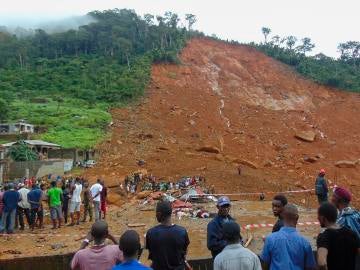 Reisdentes de la zona observan los daños causados por un deslizamiento de tierra en Regent en Freetown, Sierra Leona. 