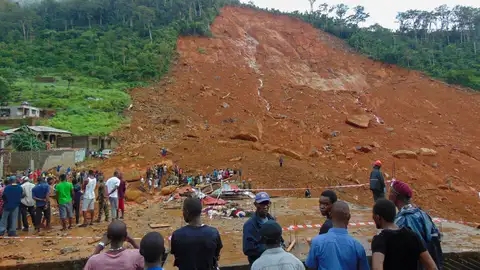Reisdentes de la zona observan los daños causados por un deslizamiento de tierra en Regent en Freetown, Sierra Leona. Reisdentes de la zona observan los daños causados por un deslizamiento de tierra en Regent en Freetown, Sierra Leona.