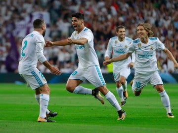 Asensio celebra su gol con los jugadores del Real Madrid