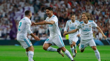 Asensio celebra su gol con los jugadores del Real Madrid