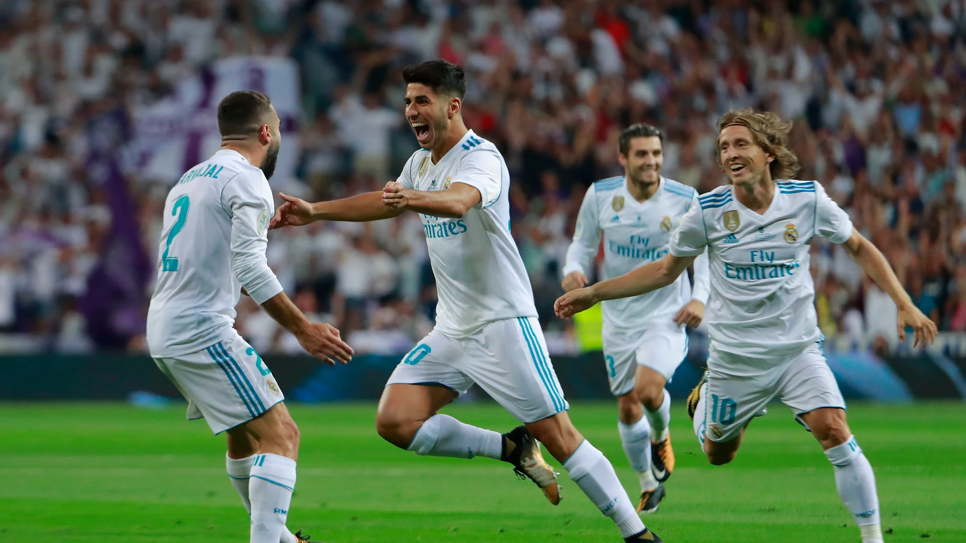 Asensio celebra su gol con los jugadores del Real Madrid Asensio celebra su gol con los jugadores del Real Madrid