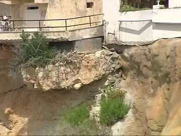 Una casa mantiene en vilo a los vecinos por el riesgo de derrumbe sobre una cala Una casa mantiene en vilo a los vecinos por el riesgo de derrumbe sobre una cala