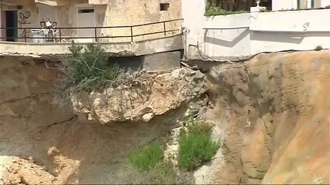 Una casa mantiene en vilo a los vecinos por el riesgo de derrumbe sobre una cala Una casa mantiene en vilo a los vecinos por el riesgo de derrumbe sobre una cala