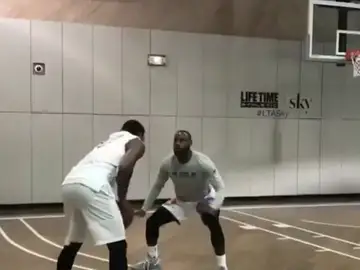 Carmelo Anthony, intentando marcharse de LeBron James Carmelo Anthony, intentando marcharse de LeBron James