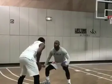 Carmelo Anthony, intentando marcharse de LeBron James Carmelo Anthony, intentando marcharse de LeBron James
